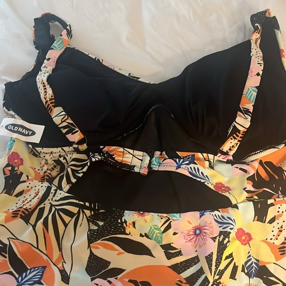 NWT Old Navy Floral-Print Secret-Slim Plus-Size Underwire One-Piece Swimsuit - Picture 3 of 8